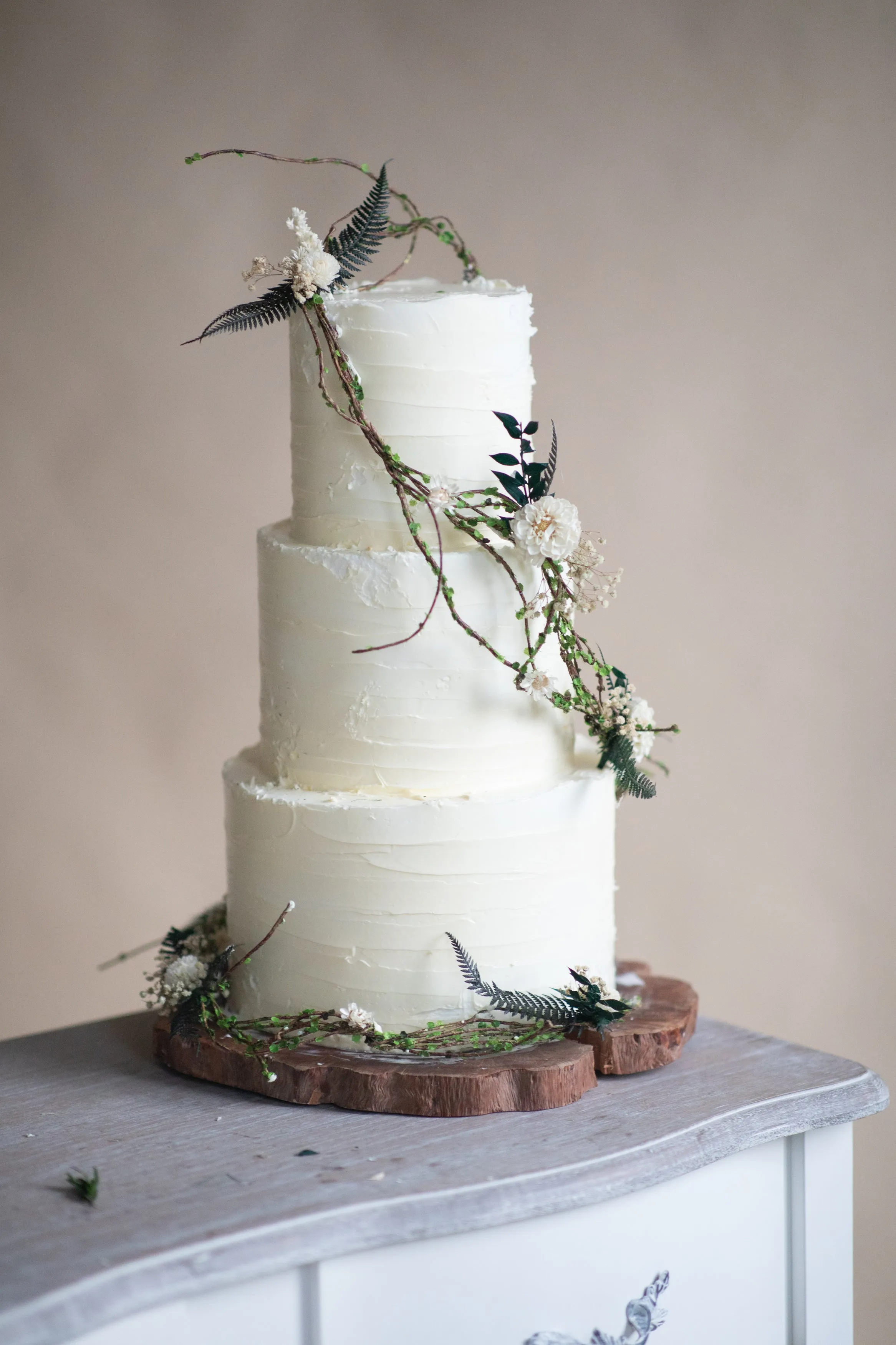 Flower garland for wedding cake