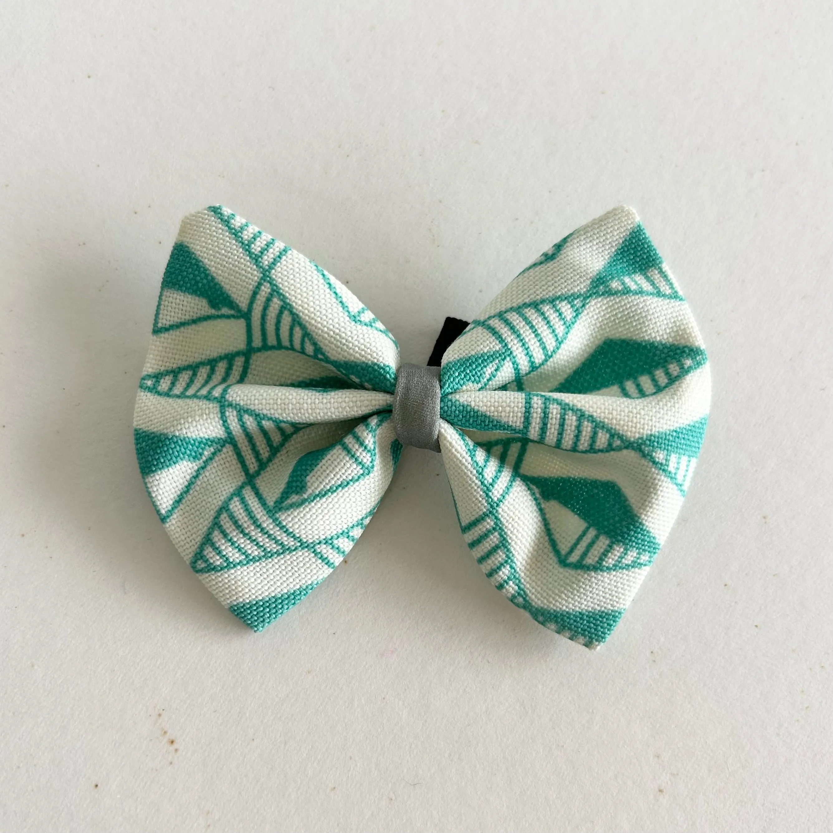 Hiro Wolf Dog Bow Tie: Geo Green